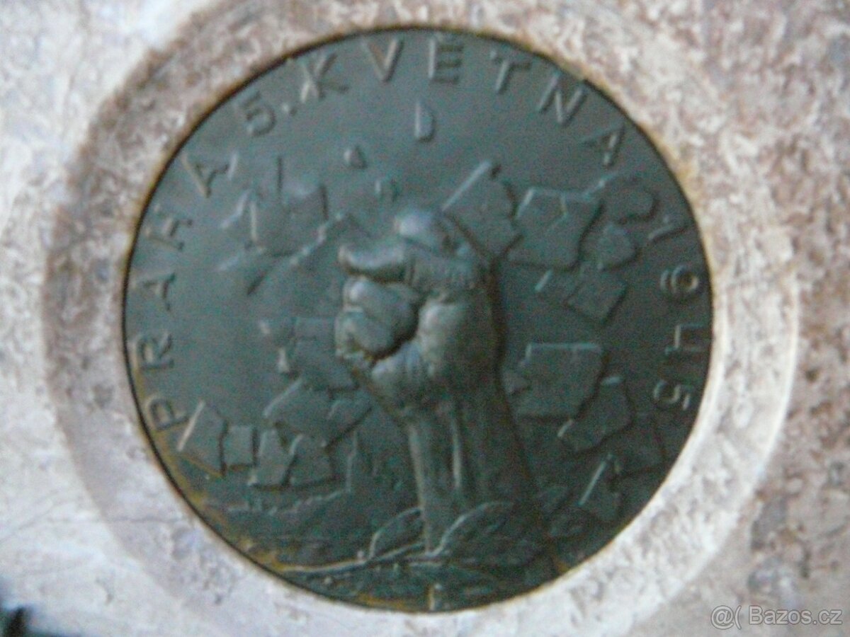 Prodám Dvě české medaile v mramorovém stojanu - 3