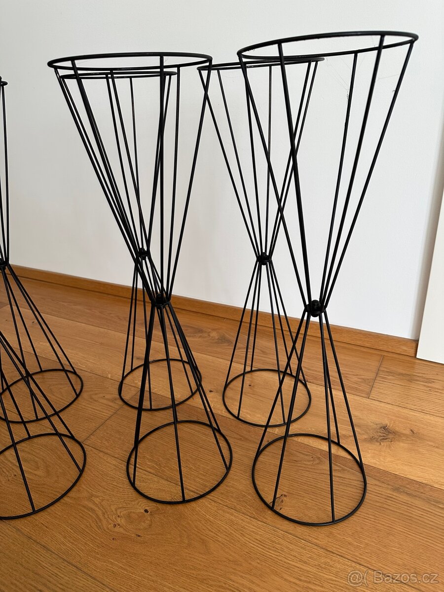 9 kusů černých kovových váz/stojanů na květiny na svatbu - 3