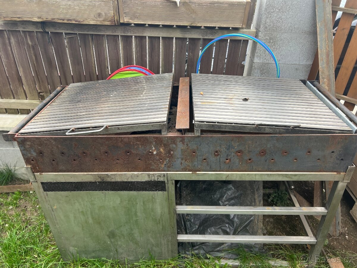 Prodám profesionální gril na dřevěné uhlí - 3