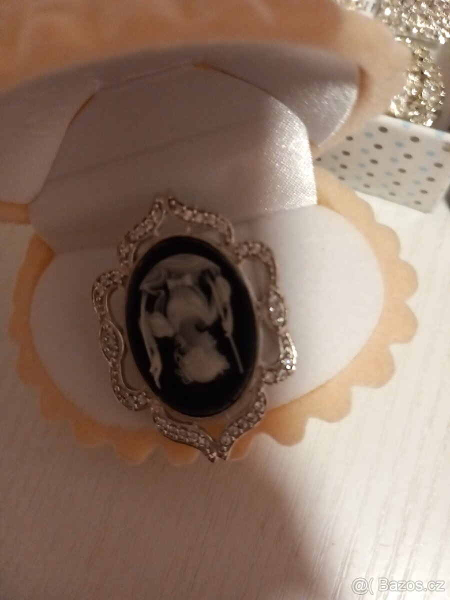 Šperky. Velký prsten ,bižuterie-štras. - 3