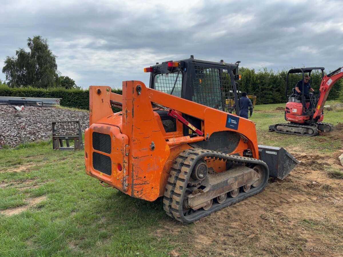 Pásový smykový nakladač Komatsu CK 20-1, hmotnost 3.6 t - 3