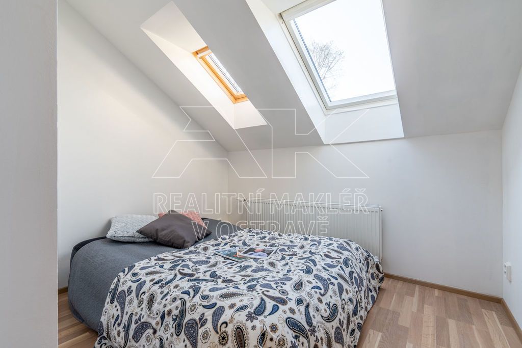 Pronájem podkrovního bytu 2+KK vonícího novotou, ul. Jílová. - 3