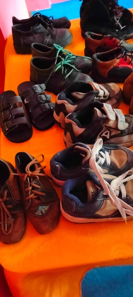 16 párů chlapecké obuvi ve. 23-35 - 3
