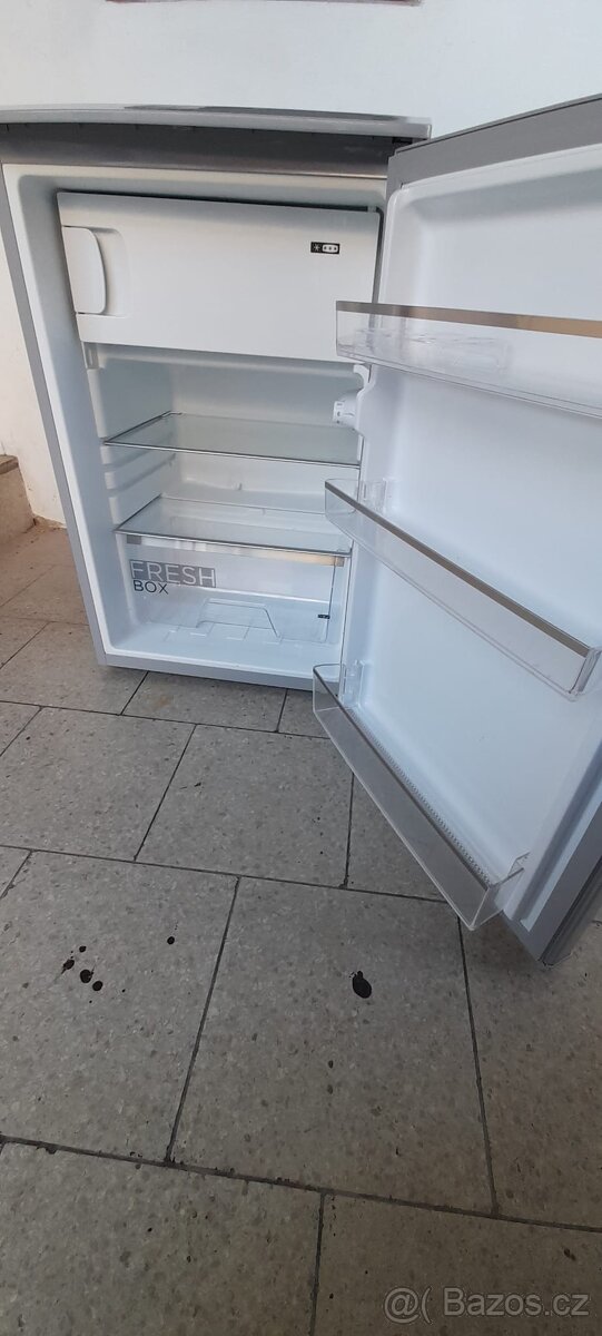 Lednice Midea s mrazákem uvnitř - 3