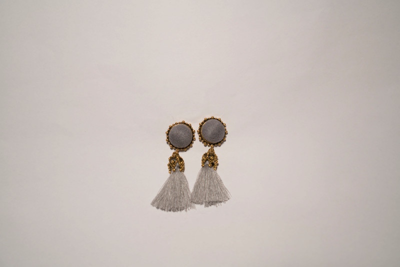 Krásné šedé náušnice s třásněmi a kamínky - 3