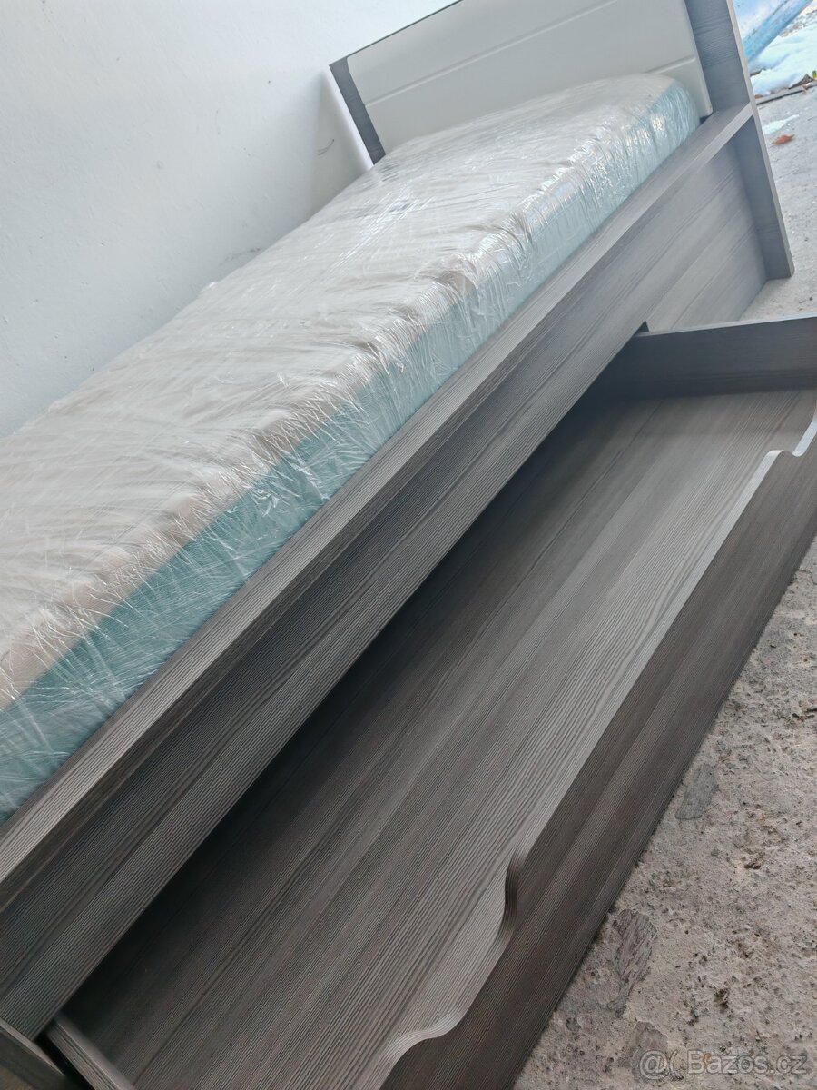 Prodám krásné masivní jednolůžko - 3