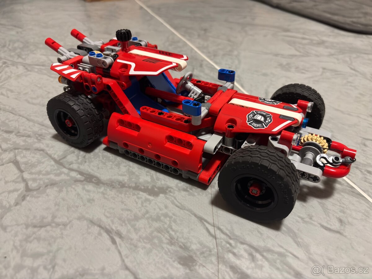 LEGO Technic Přeprava kontejnerů + záchranné auto - 3