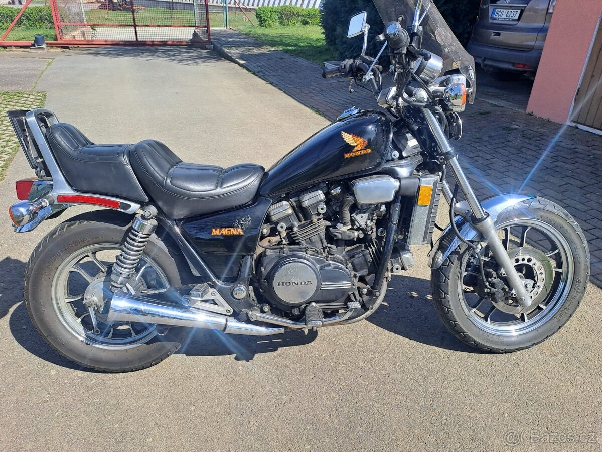 Honda VF 700 Magna - 3