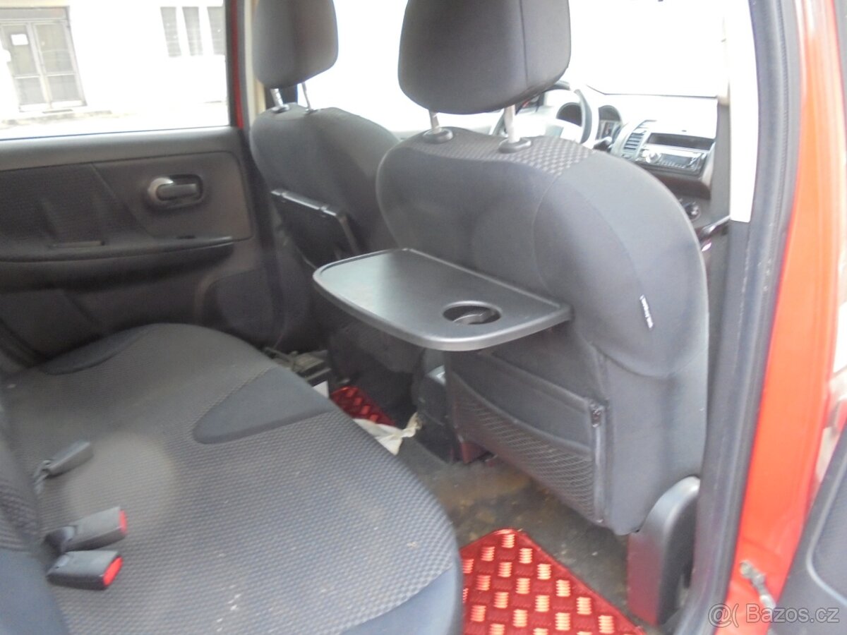 Nissan NOTE E11 - černý interiér, sedačky s pultíky - 3