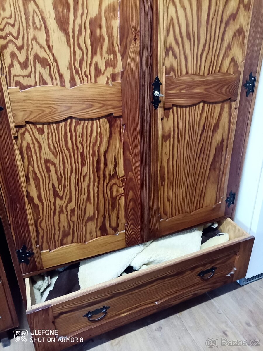 Prosklená jídelní skříň - 3