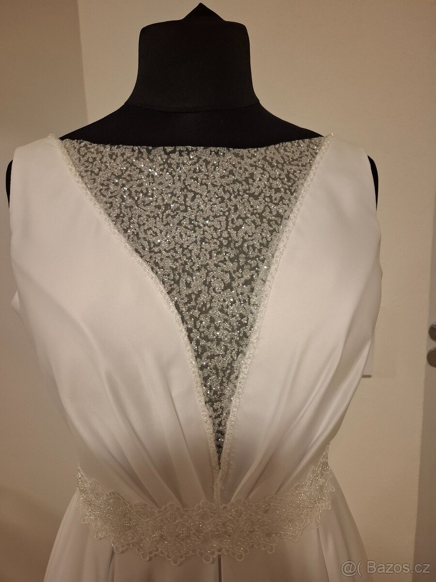 Bílé svatební šaty - 3