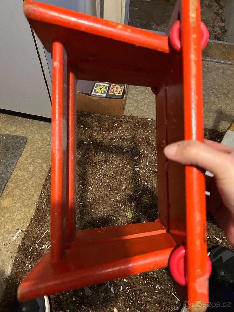 Stolička červená - 3