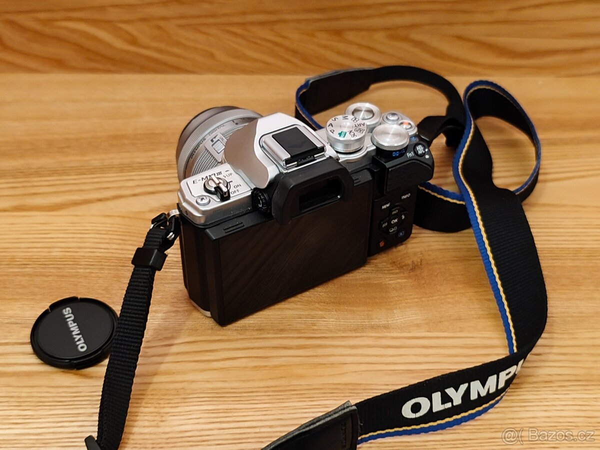 Olympus OM-D E-M10 Mark III - 3