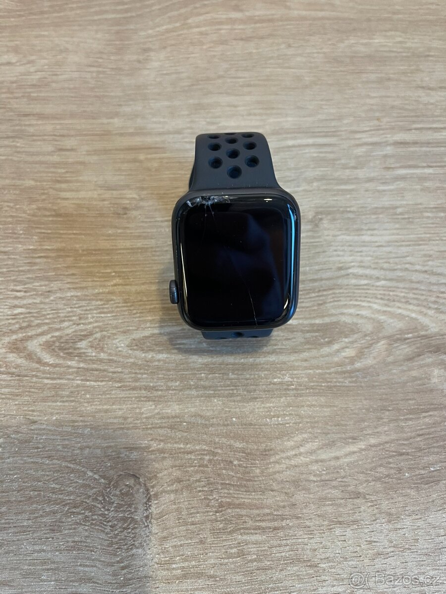 Apple Watch SE 44mm NIKE - ťuklé, plně funkční - 3