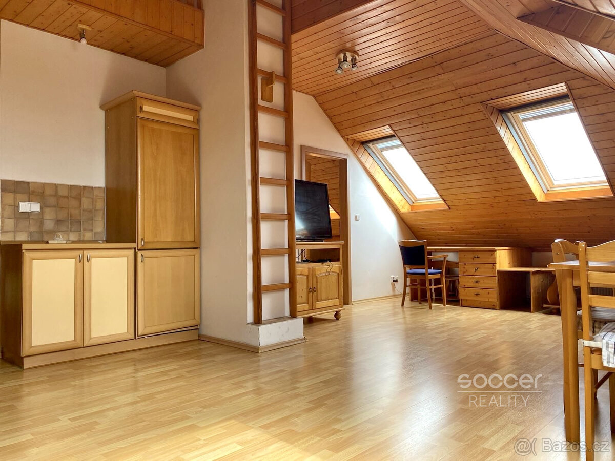 Atypický podkrovní byt 2+kk v atraktivním centru města. - 3