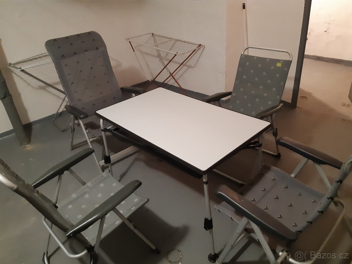 Stůl, křesla a matrace z karavanu. - 3