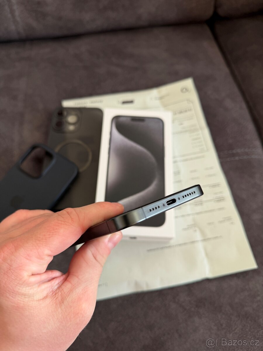 Apple iPhone 15 Pro Max 512GB black titanium - černý - 3