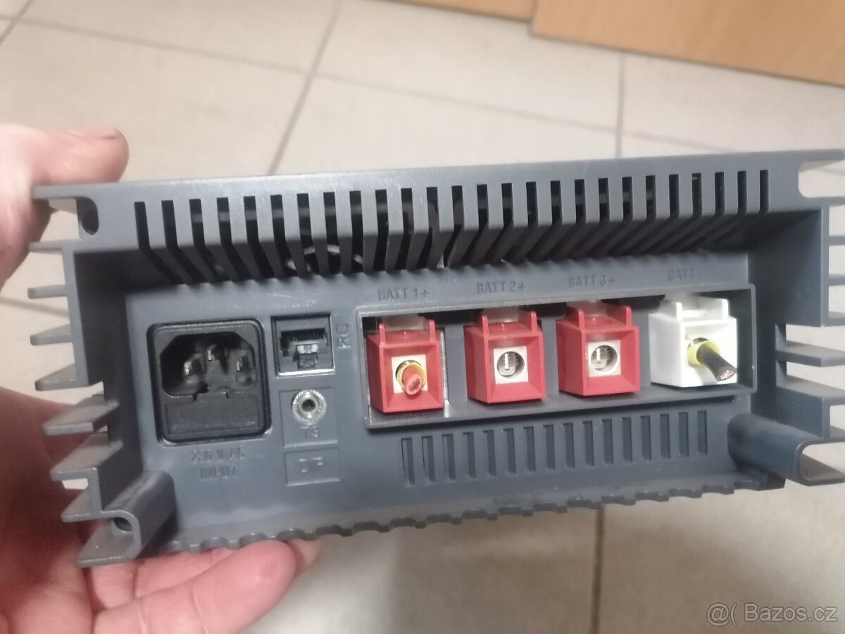 Nabíječka do karavanu, lodě atd. Waeco 24V,15 A - 3