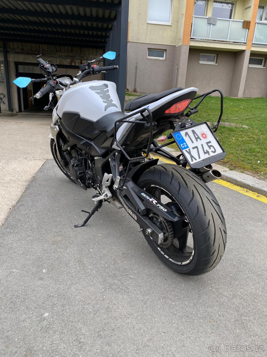 Suzuki GSR 750 - 3