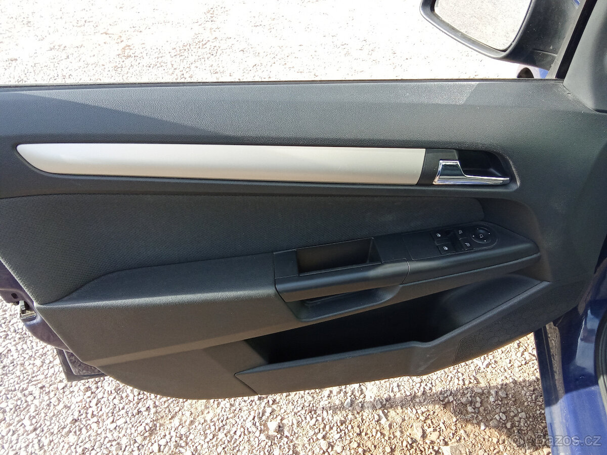 Opel Astra H caravan 1,4 16V - náhradní díly - 3