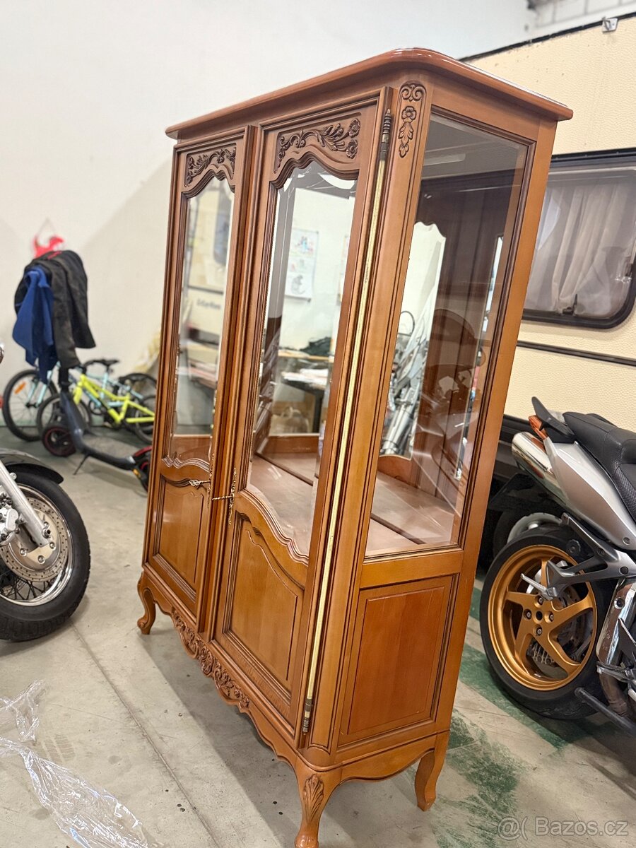 Dřevěná vitrína - 3