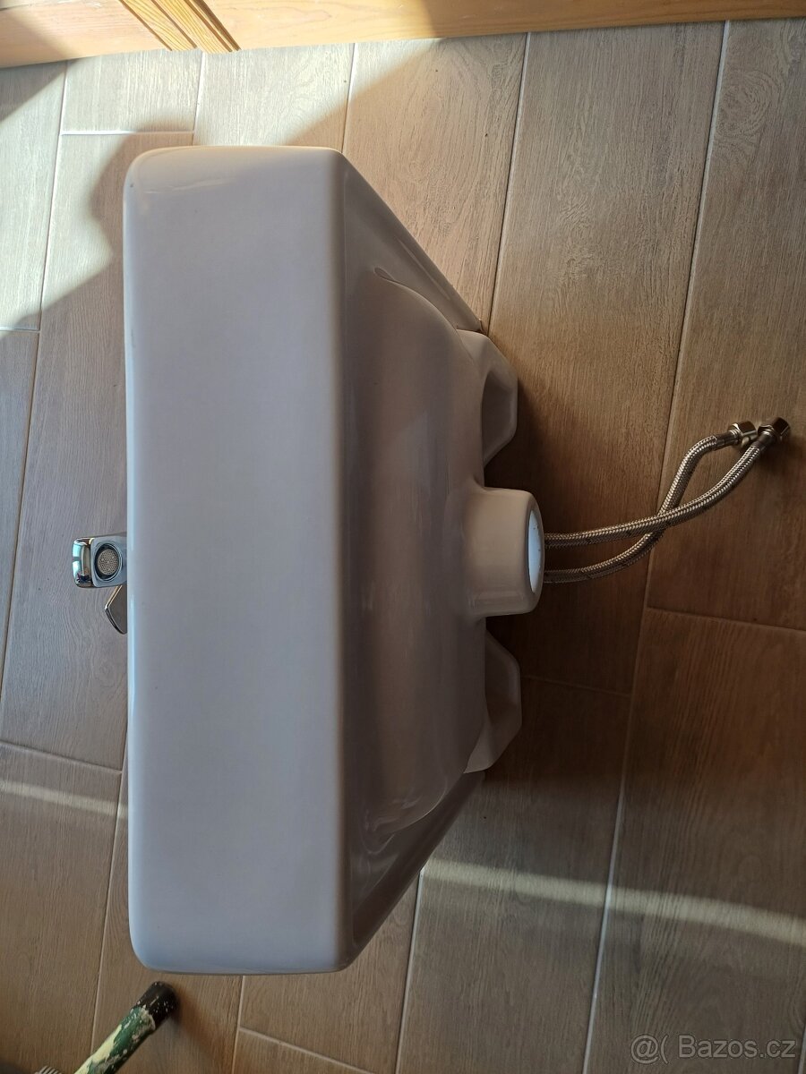 Umyvadlo s pákovou baterií - 3