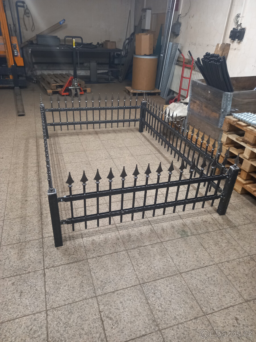 Ohrada,ohrádka ke hrobu, kované prvky - 3