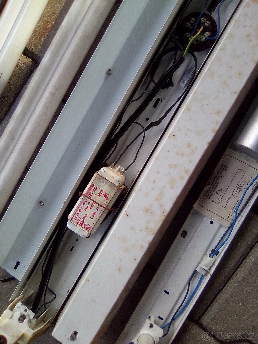 starší zářivky plus dvě kratší trubice - 3