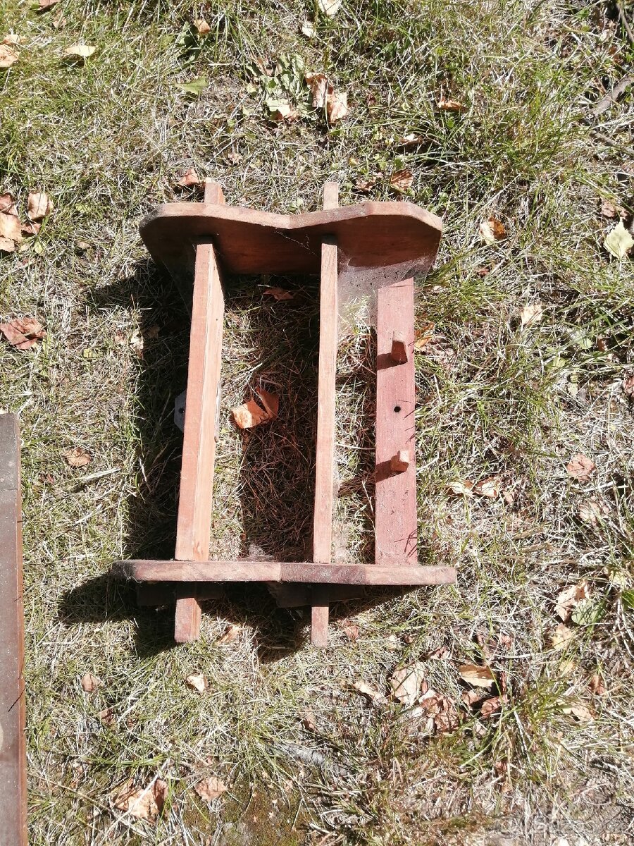 Drevene policky, vesak a zidle - 3