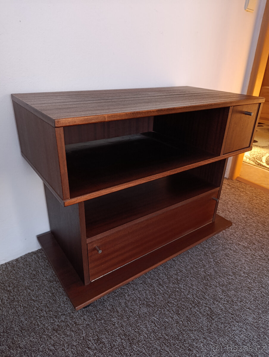 Televizní stolek na kolečkách - 3