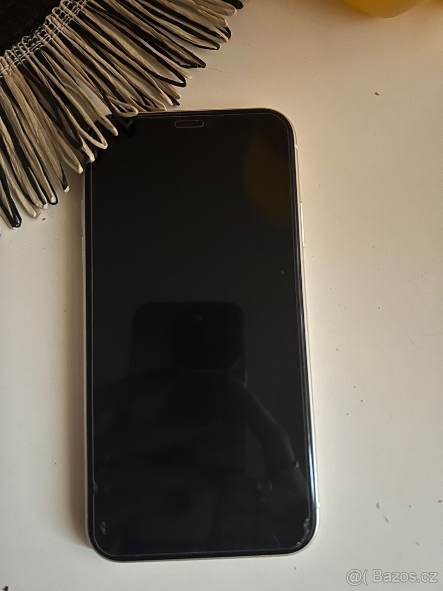 IPhone 11 bílé barvy - 3