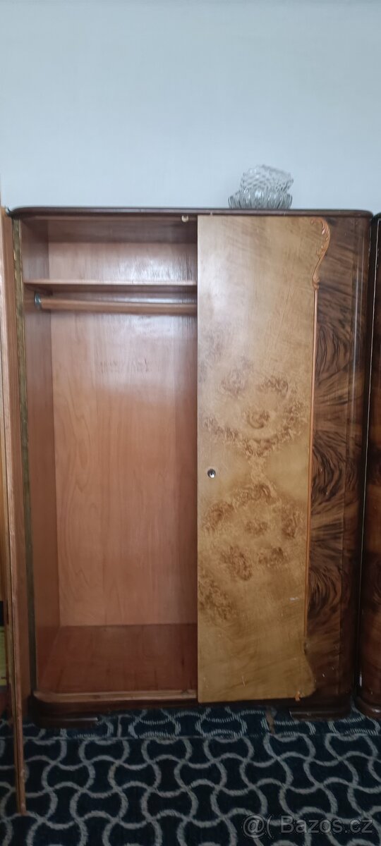 Prodám starožitné skříně 2ks - 3