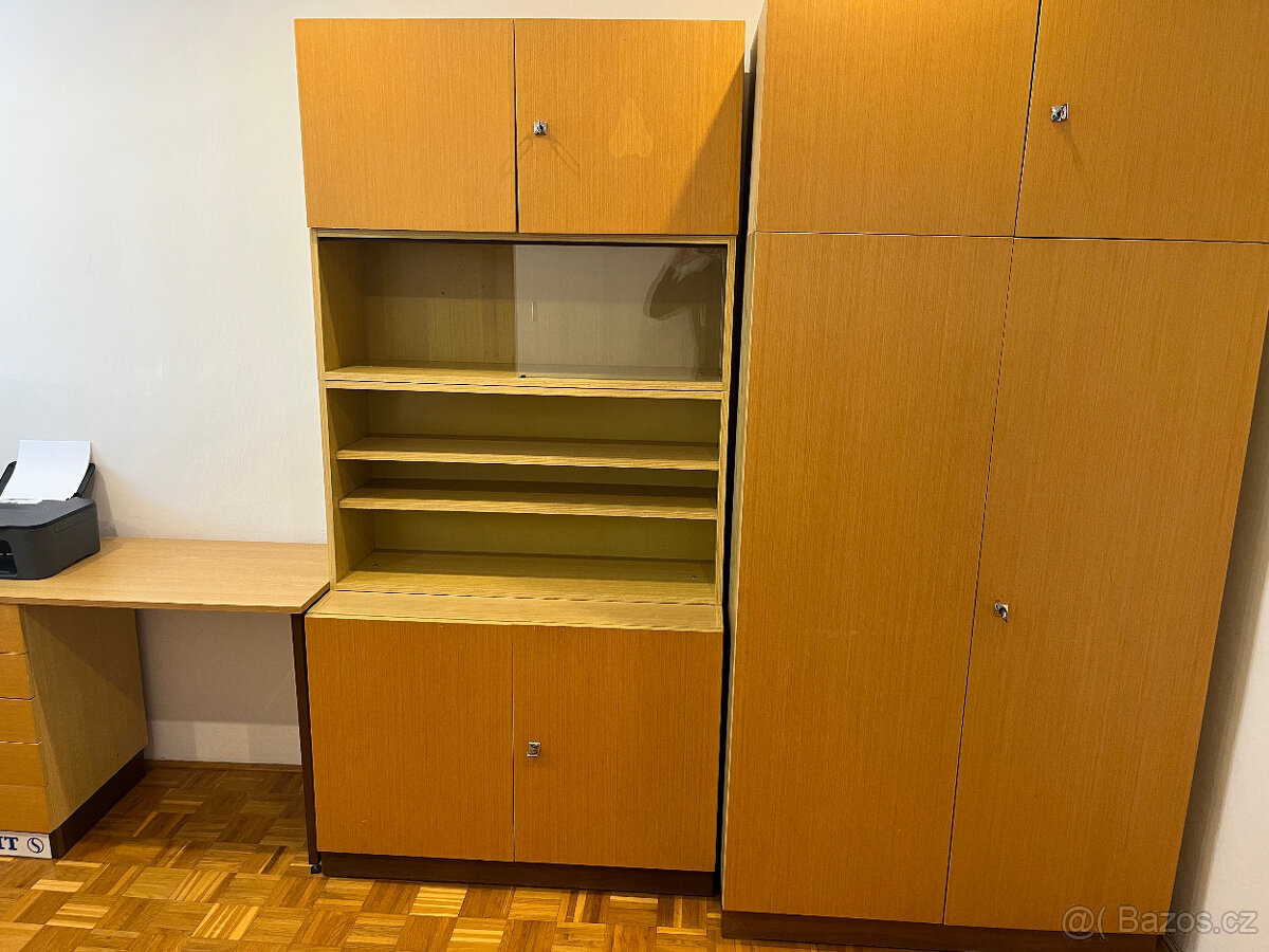 Staré skříně + stůl - 3