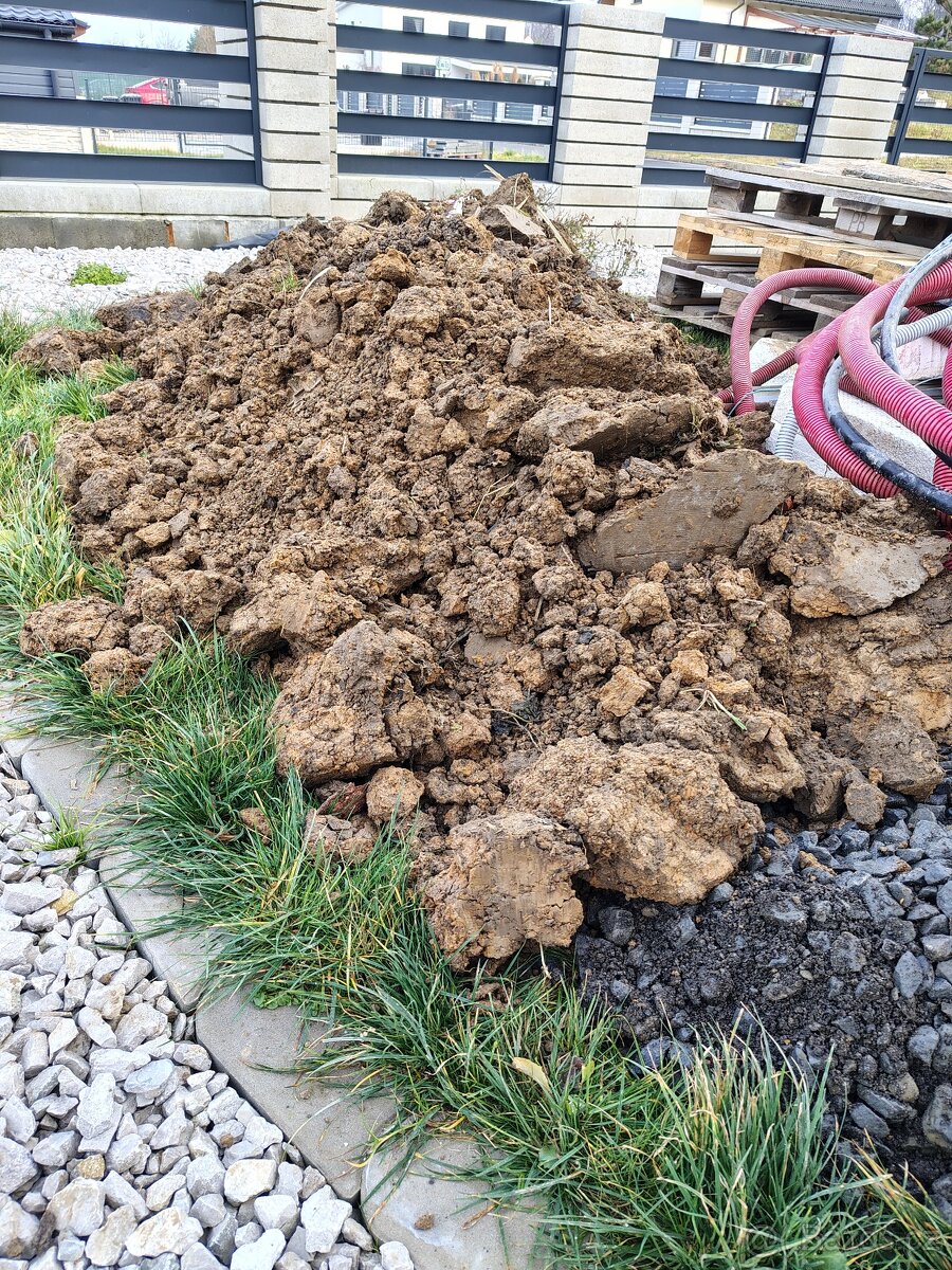 Hlína z výkopu - 3