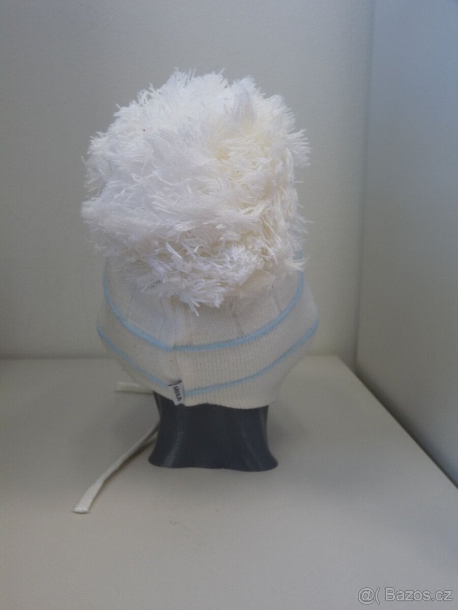Bílá čepice s bambulí. - 3