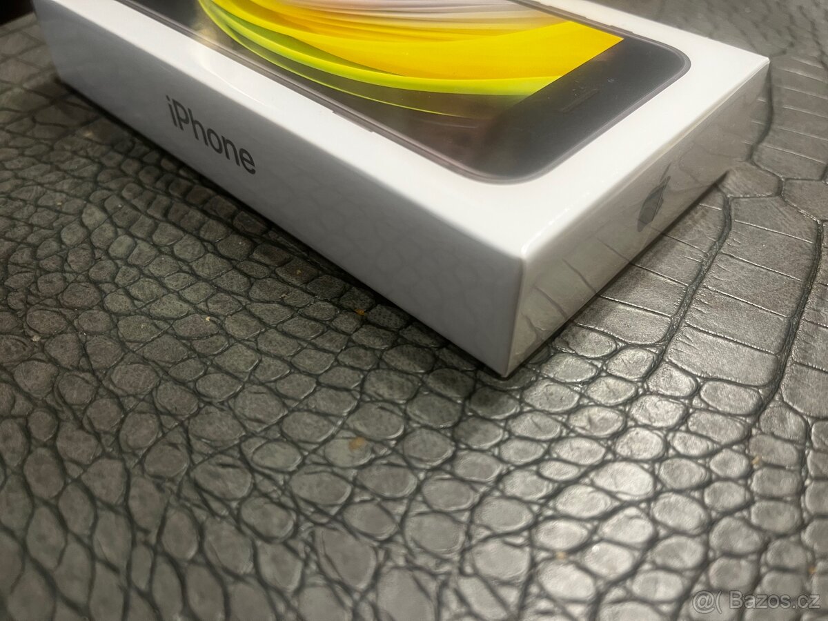 Apple iPhone SE 2020 64gb + sklo display - 3