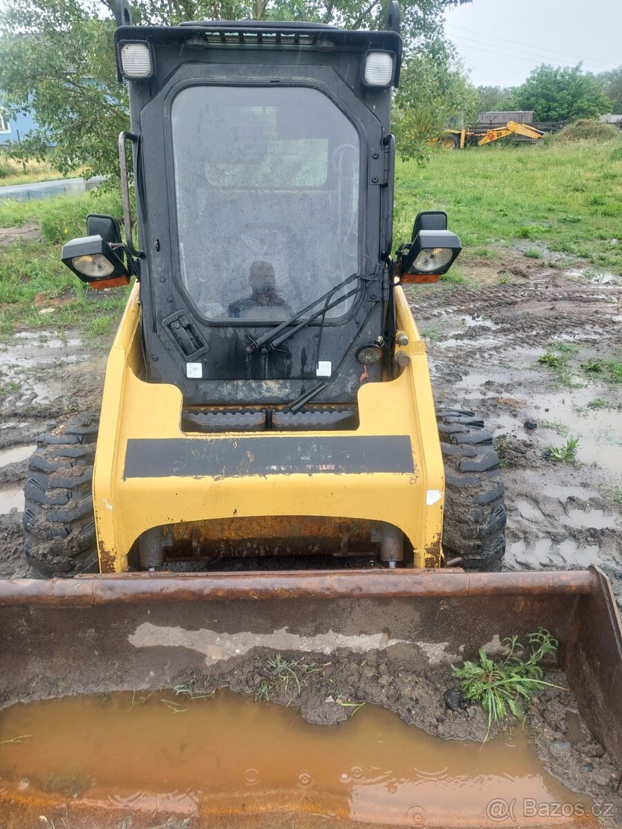 CAT 226B - smykový nakladač - 3