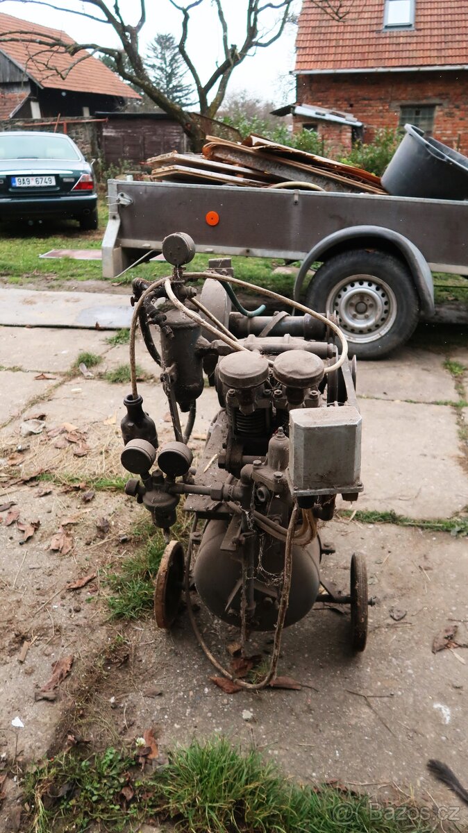 Starý dvoupístový kompresor s bruskou 380V - 3