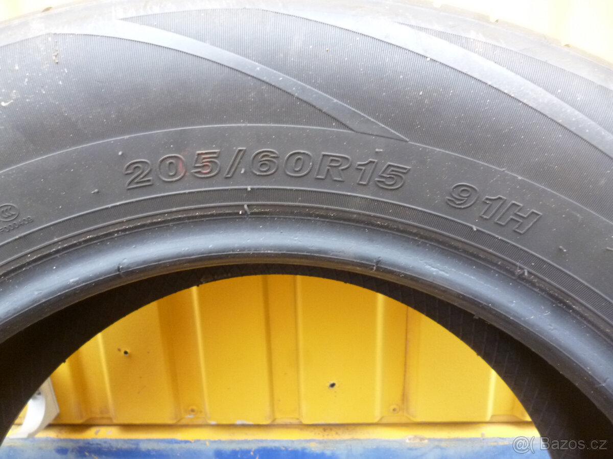Pneu 205/60R15 - 3