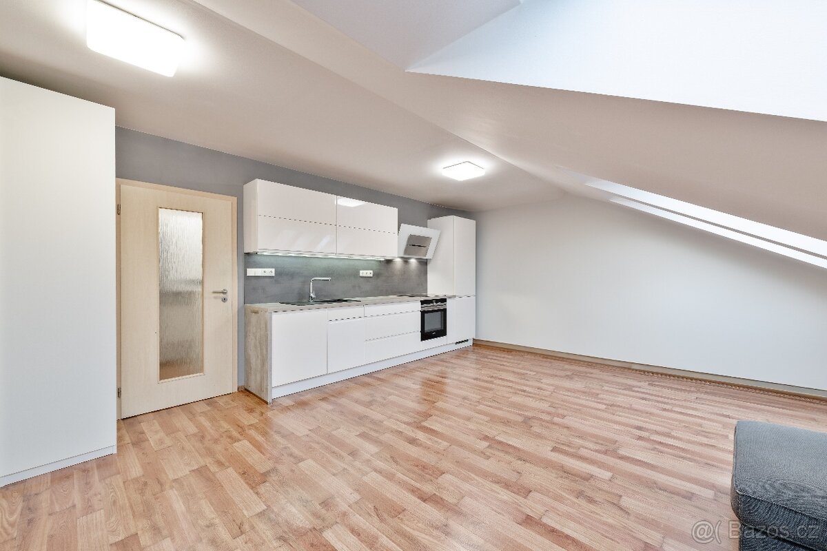 Byt 1+kk v centru Tábora - 3