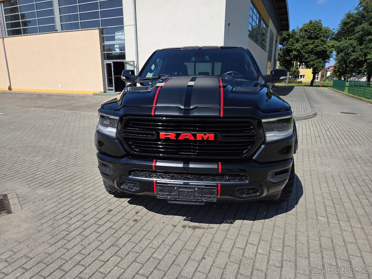 DODGE RAM 1500 5.7 HEMI 4x4 401PS 2020 FULL PLNÁ MOŽNOST