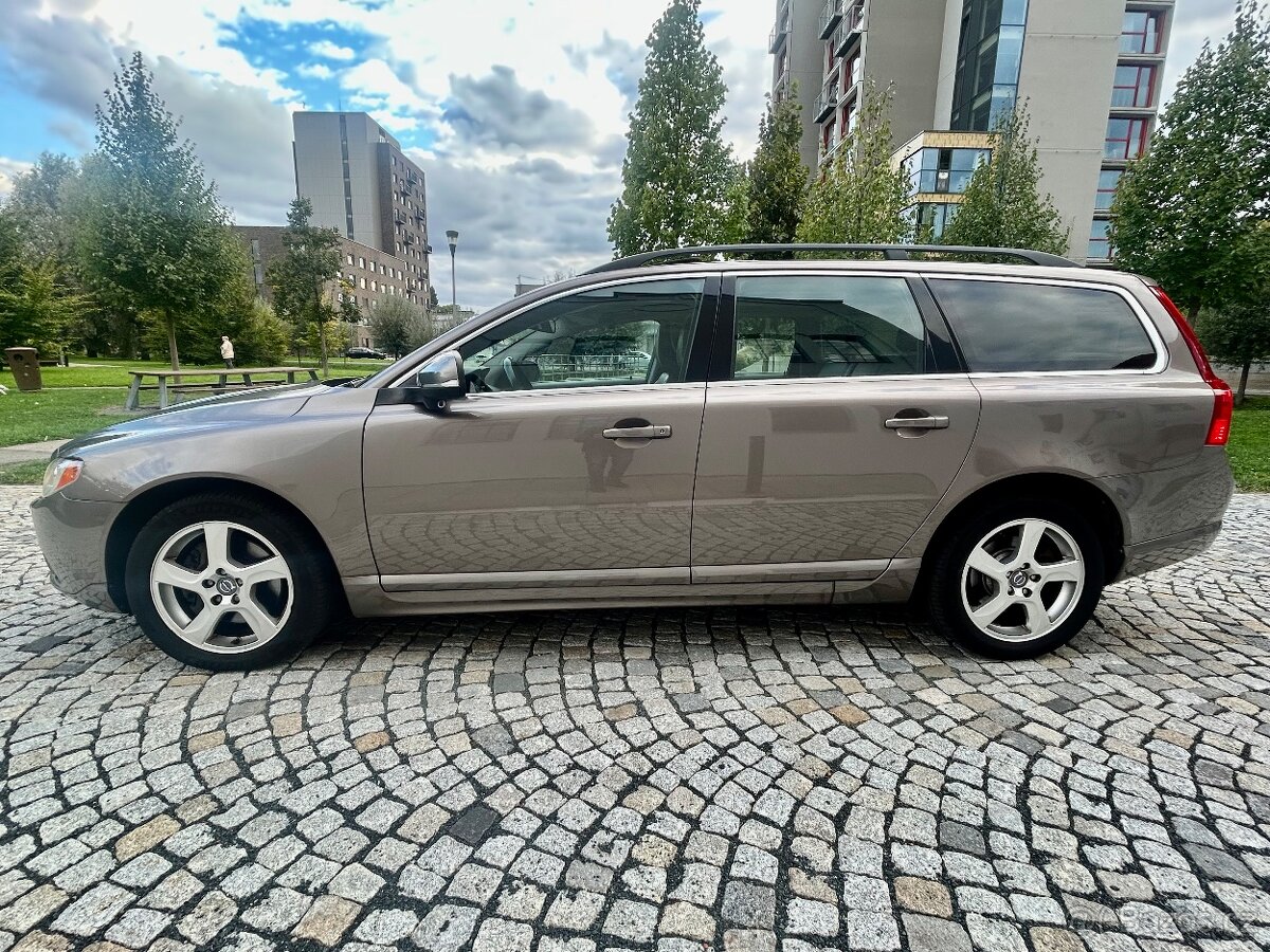 VOLVO V70 2.0D4 120KW 5VÁLCE SUMMUM AUT-KUŽE-Bi XENON-ACC - 3