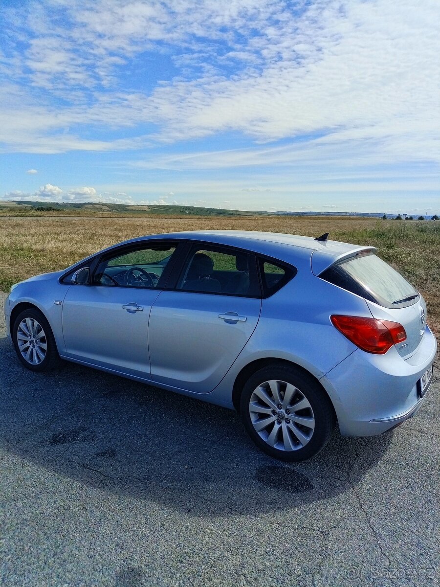 Opel Astra J 1.4i 74kW první majitel najeto pouze 53tis.km - 3