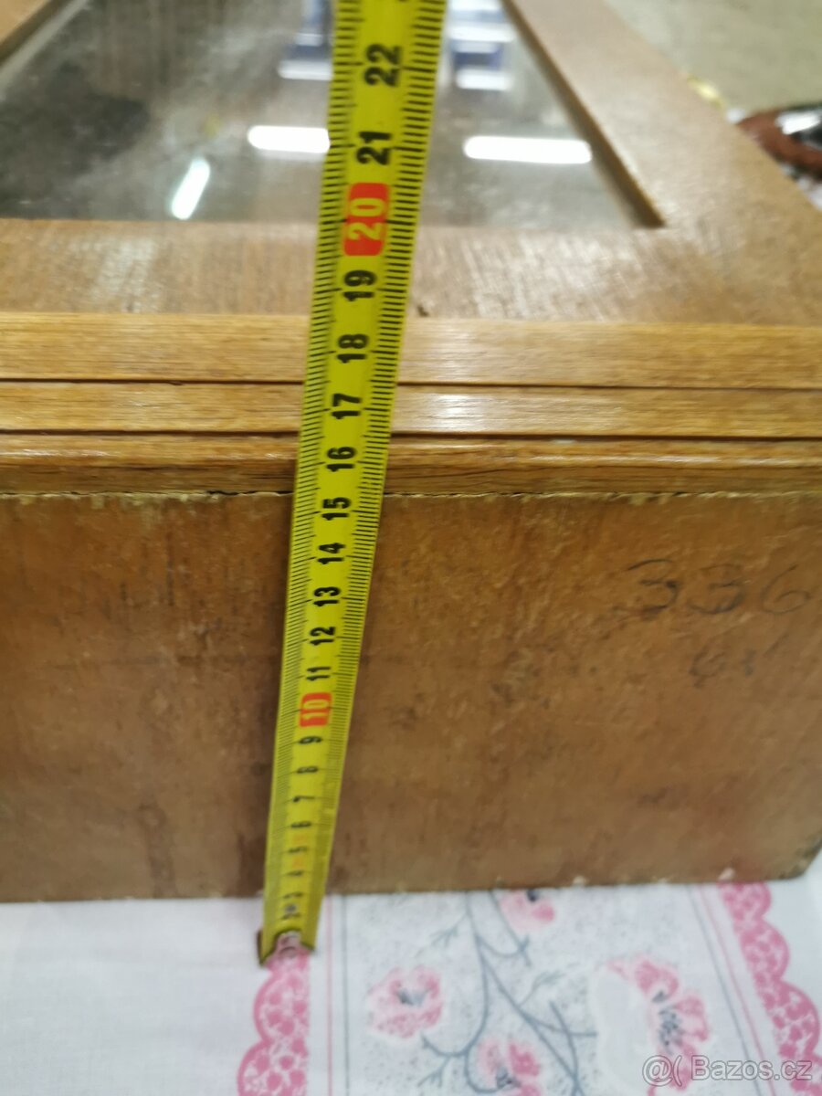 Staré mechanické budíky, nástěnné hodiny. - 3