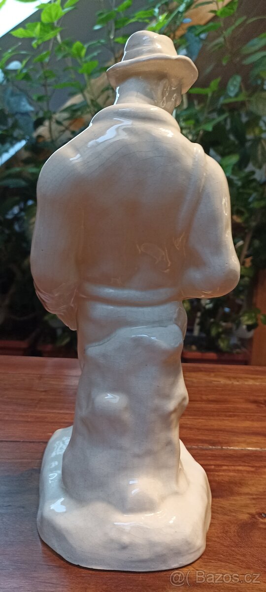 Porcelánová figurka-muž hrající na akordeon - 3