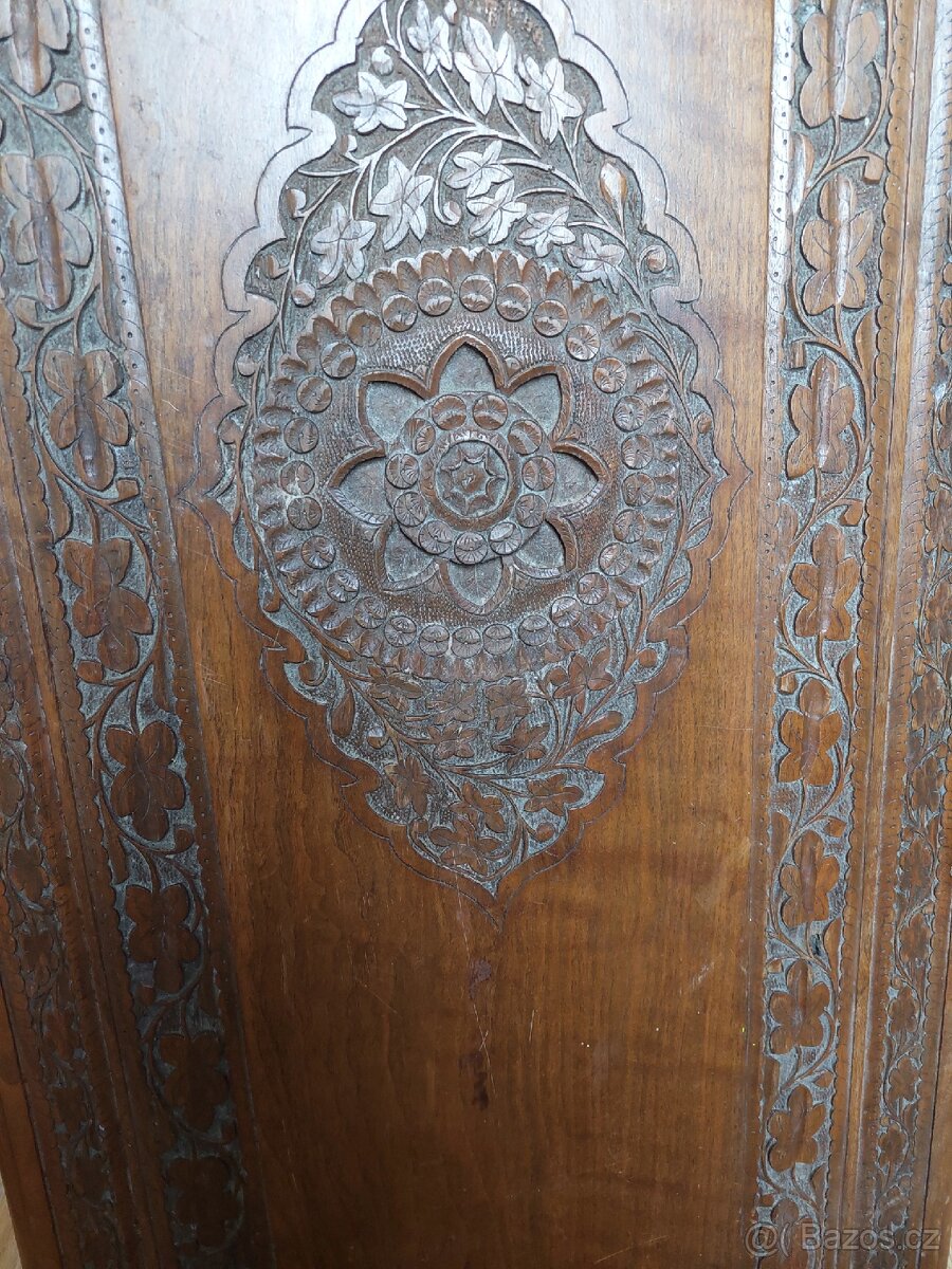 Ručně vyřezavany stolek - 3