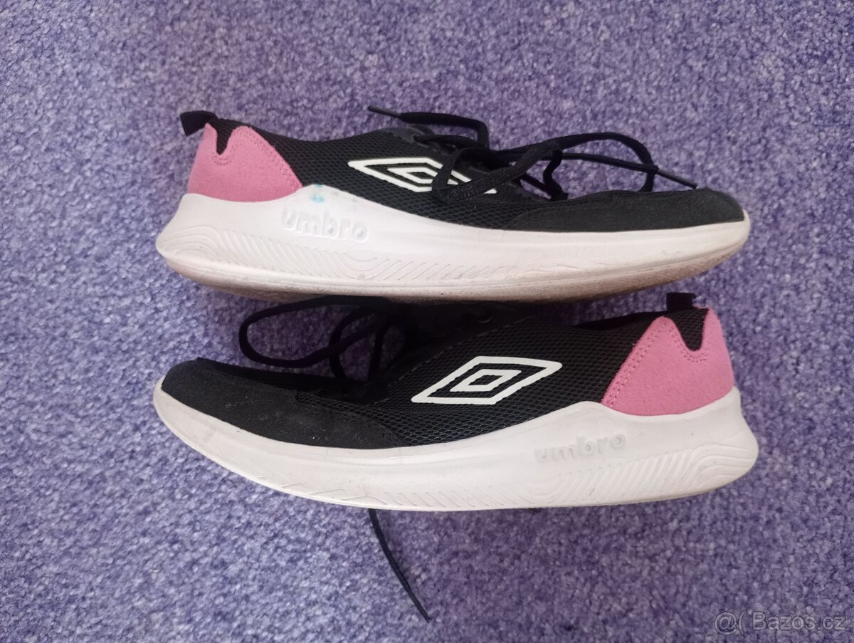 Dívčí boty na tělocvik Umbro, vel. 37,5 - 3