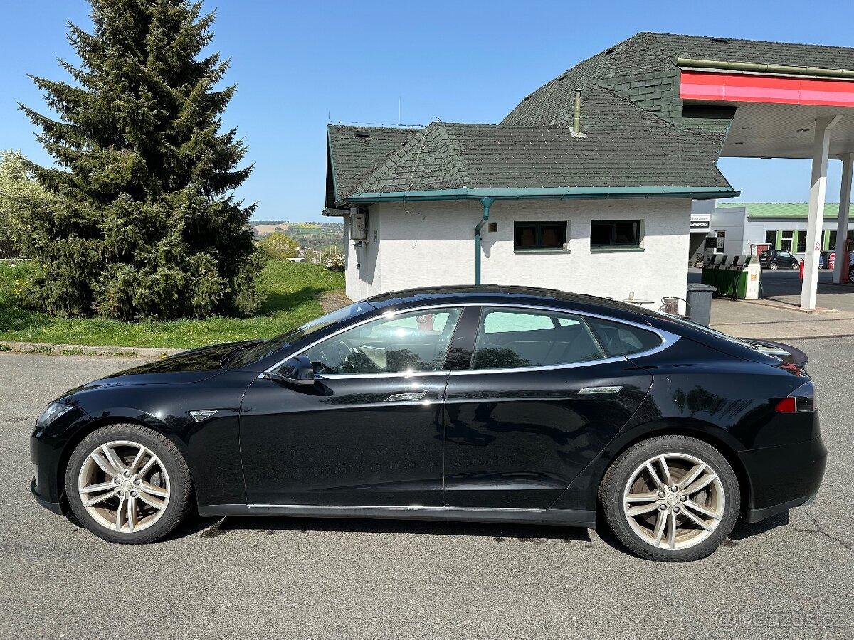 Tesla Model S P85 (2014) nabíjení zdarma - 3