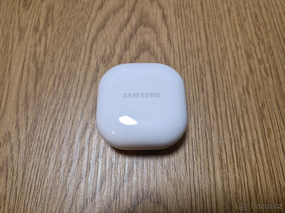 Bezdrátová sluchátka Samsung Galaxy Buds FE v bílém proveden - 3