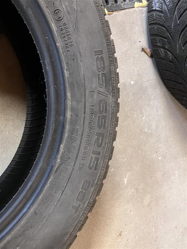 Zimní pneu Nokian 185 / 65 R15 - 3